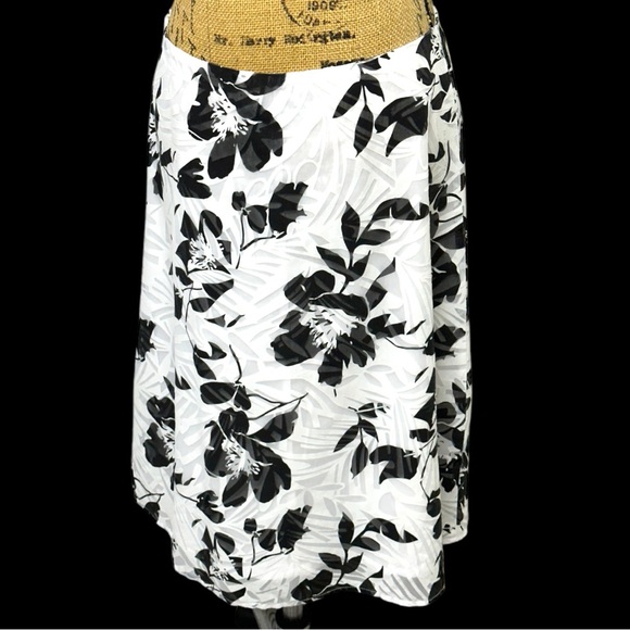 232 - PLANET BLACK AND WHITE LINED SKIRT - Picture 2 of 9